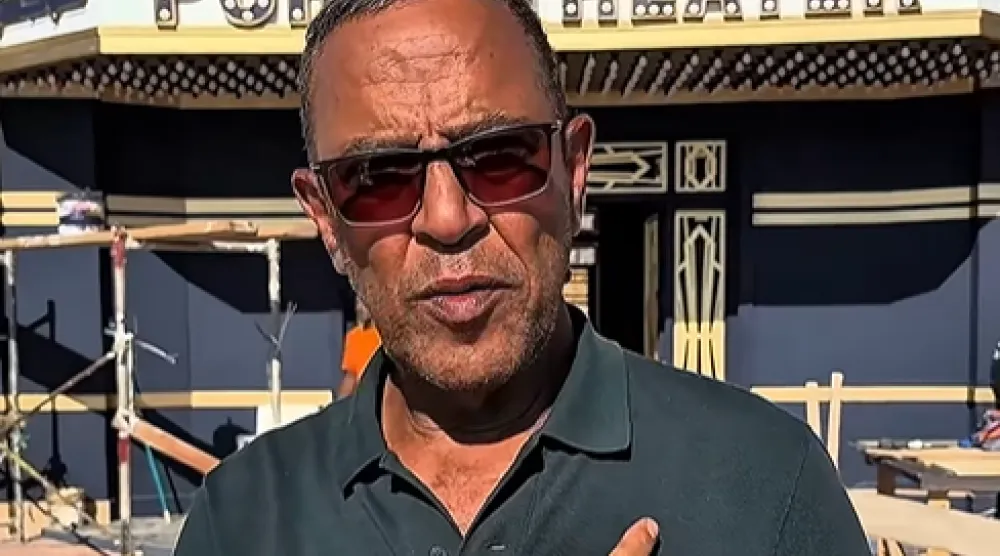 الفنان المصري أشرف عبد الباقي أمام مسرح «بورتو» بالساحل الشمالي (حسابه على «فيسبوك»)