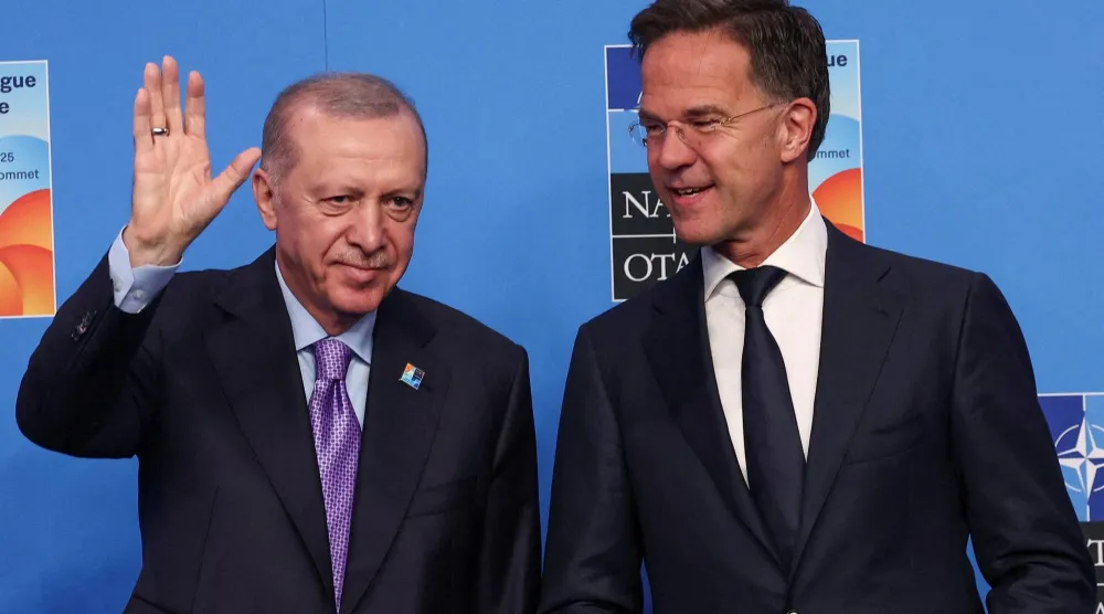 الرئيس التركي رجب طيب إردوغان والأمين العام لحلف شمال الأطلسي خلال قمته في لاهاي في 2025 (رويترز)