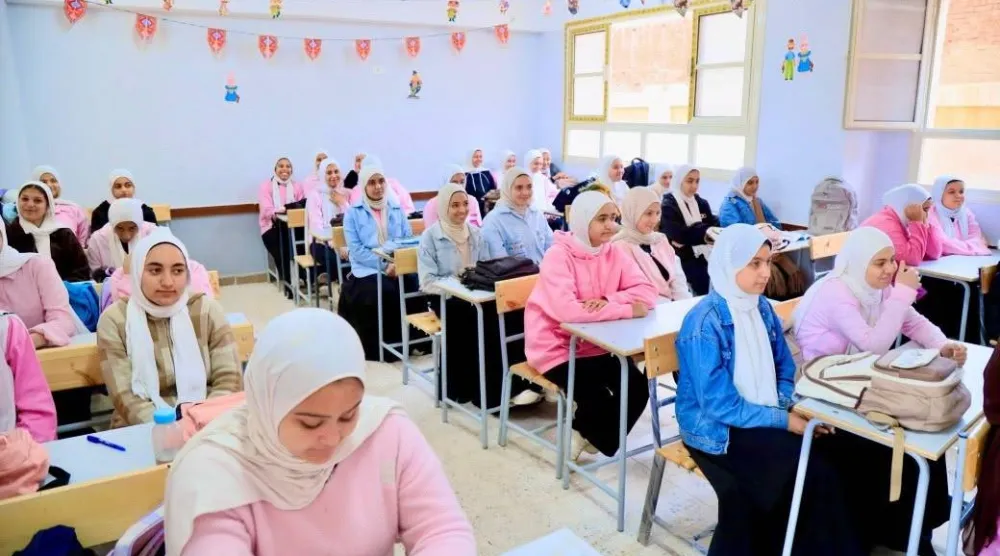 طالبات داخل فصل دراسي بإحدى المدارس المصرية أبريل الماضي (صفحة وزارة التربية والتعليم على «فيسبوك»)