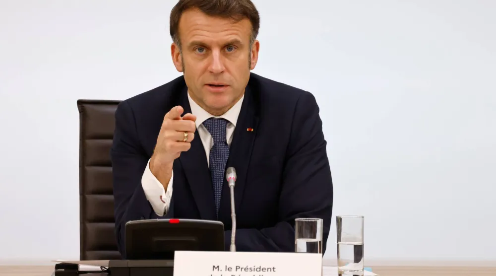 الرئيس الفرنسي إيمانويل ماكرون يتحدث خلال المؤتمر الدولي حول سوريا في باريس في فبراير 2025 (إ.ب.أ)