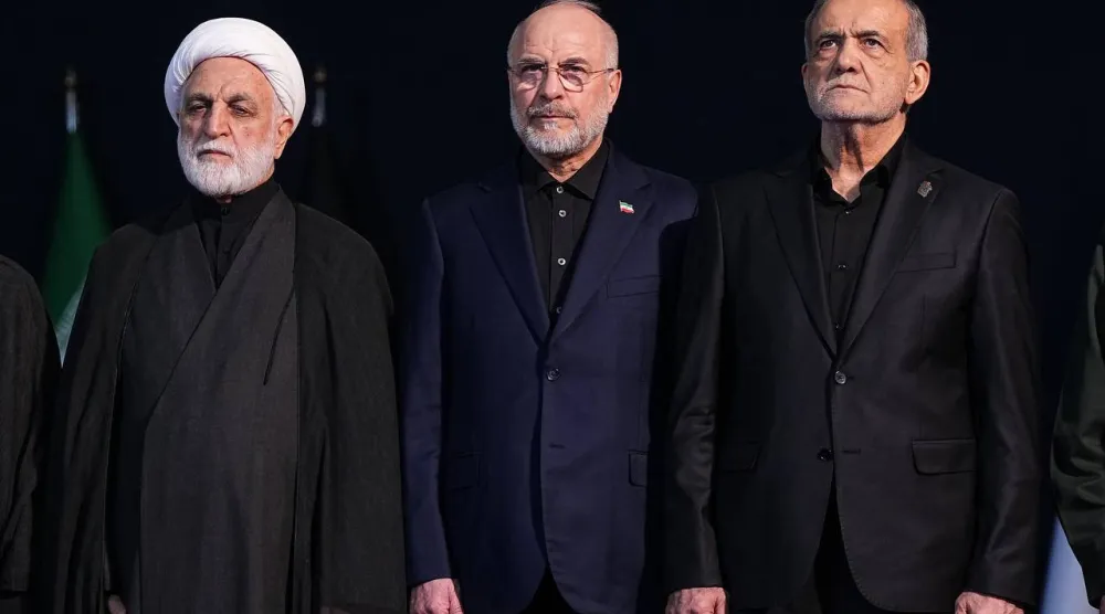 رئيس البرلمان الإيراني محمد باقر قاليباف يتوسط الرئيس مسعود بزشكيان ورئيس السلطة القضائية غلام حسين محسني إجئي خلال مراسم تشييع خامنئي الجمعة (البرلمان)