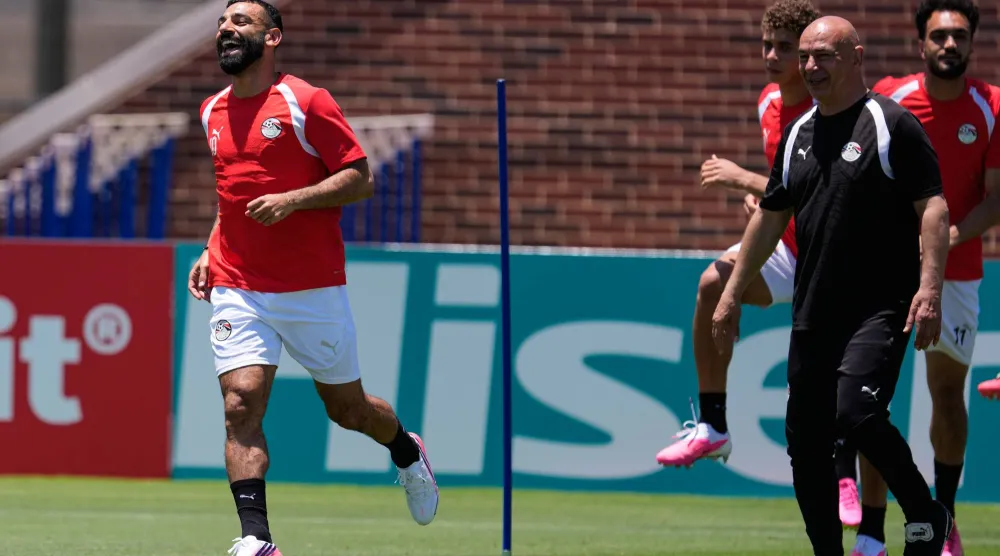 عاصفة رعدية توقف مران المنتخب المصري (أ.ب)