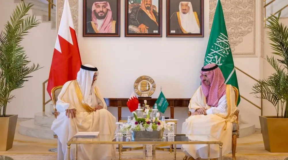 Prens Faysal bin Ferhan, başkent Riyad'da Dr. Abdul Latif al-Zeyani ile yaptığı görüşmede, (SPA)