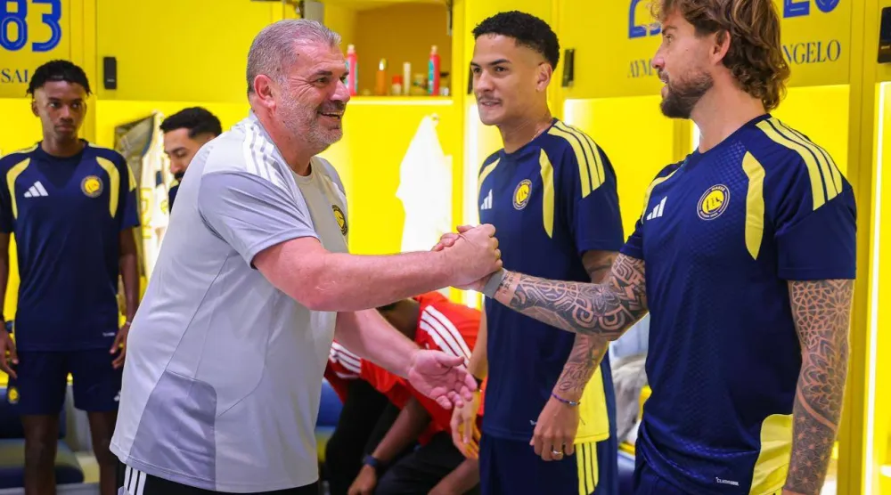 لاعبو النصر يصافحون المدرب الجديد بوستيكوغلو (نادي النصر)