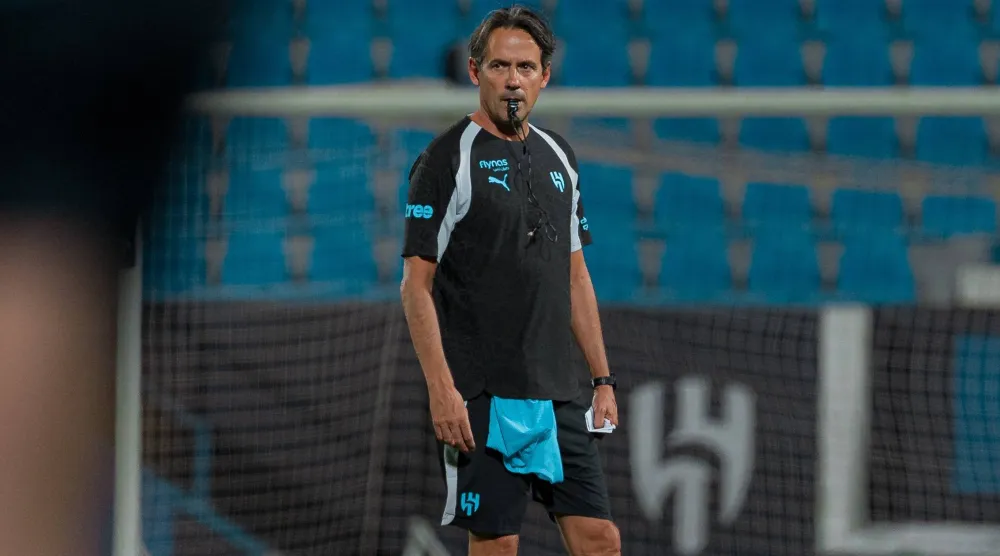 إنزاغي خلال إشرافه على تدريبات الهلال الأخيرة (موقع النادي)