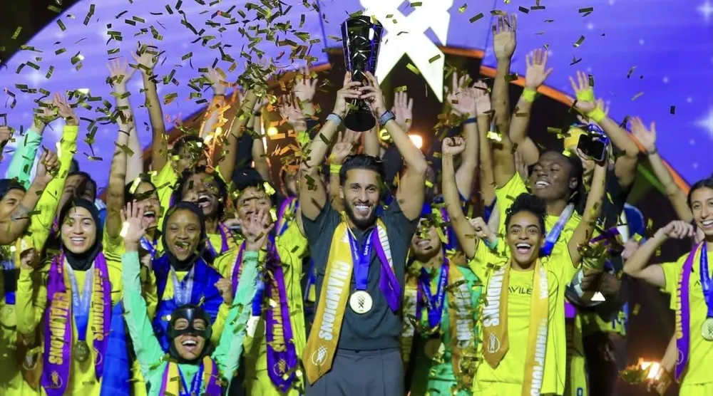 سيدات النصر لدى تتويجهن أبطالاً للدوري السعودي الموسم المنصرم (الشرق الأوسط)