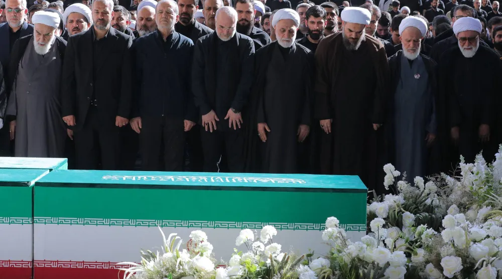 كبار المسؤولين الإيرانيين في الصف الأمامي خلال صلاة الجنازة على المرشد الإيراني السابق علي خامنئي بطهران (الرئاسة الإيرانية)