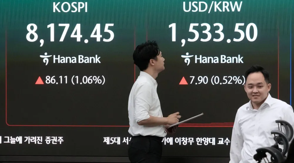 شاشة تعرض مؤشر «كوسبي» وسعر صرف العملات بين الدولار والوون الكوري الجنوبي في غرفة تداول العملات الأجنبية ببنك هانا (أ.ب) 