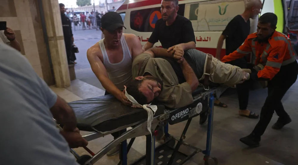 نُقل رجل مصاب إلى مستشفى ناصر على أثر قصف إسرائيلي بخان يونس جنوب قطاع غزة (أرشيفية-أ.ف.ب)