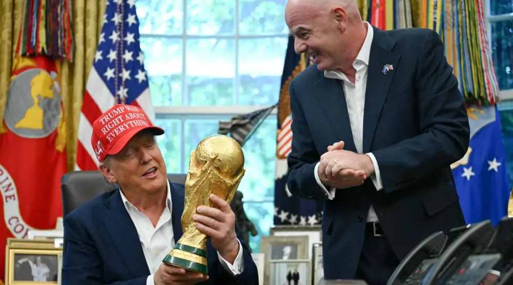 (foto altı) ABD Başkanı Donald Trump’ın FIFA Başkanı Gianni Infantino ile olan ilişkisi tartışma konusu haline geldi. (AFP)