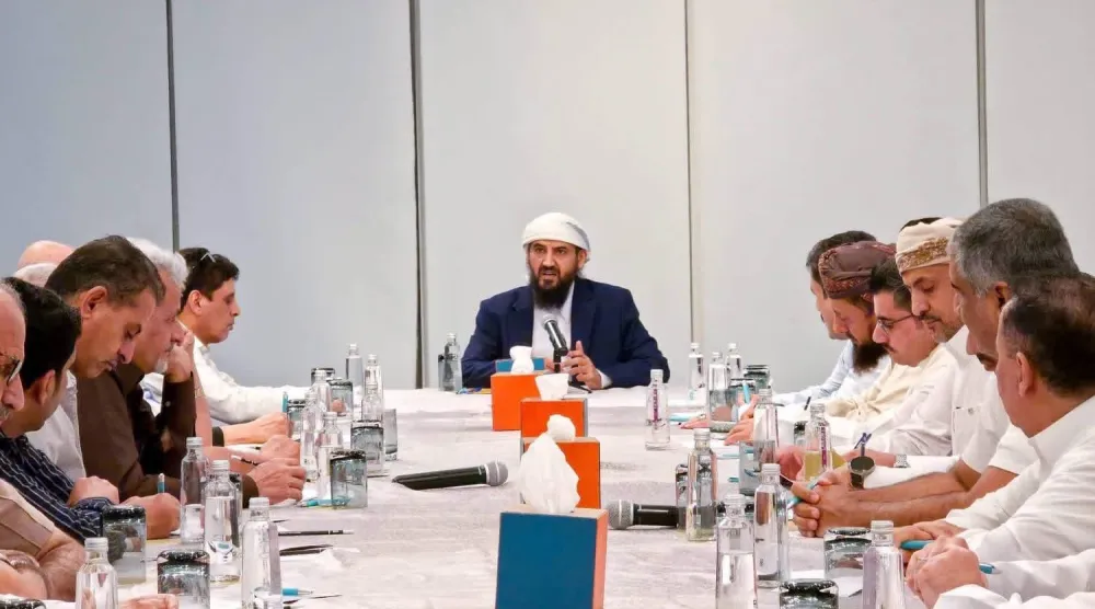 عضو مجلس القيادة الرئاسي عبد الرحمن المحرّمي خلال لقائه أعضاء الوفد الجنوبي في الرياض (مكتب المحرّمي)