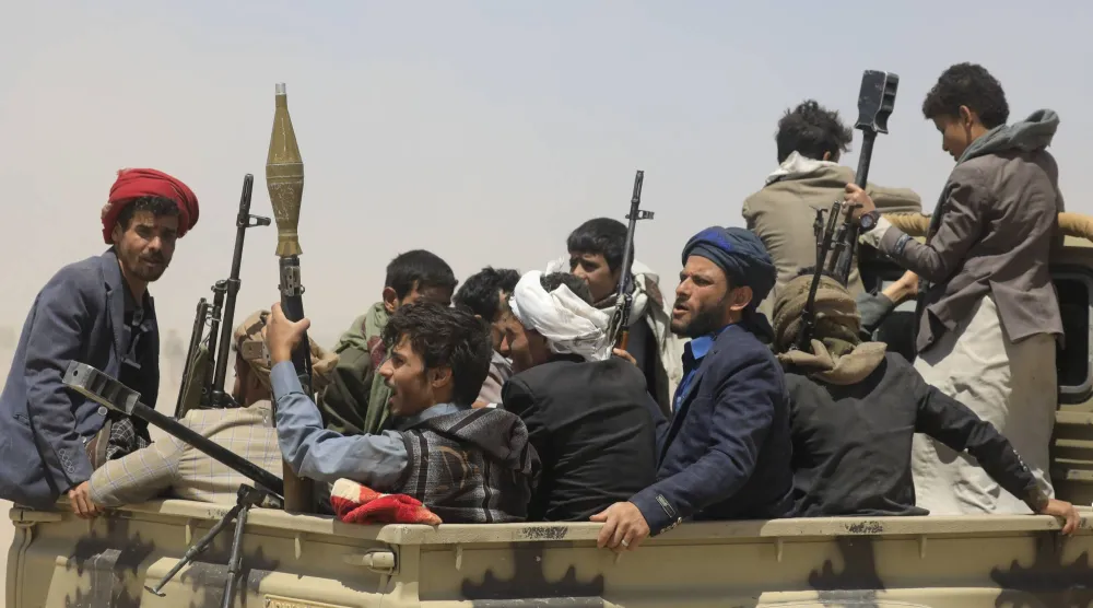 الحوثيون كثفوا عمليات الحشد العسكري وصعدوا من خطاب الحرب ضد الشرعية اليمنية (إ.ب.أ)
