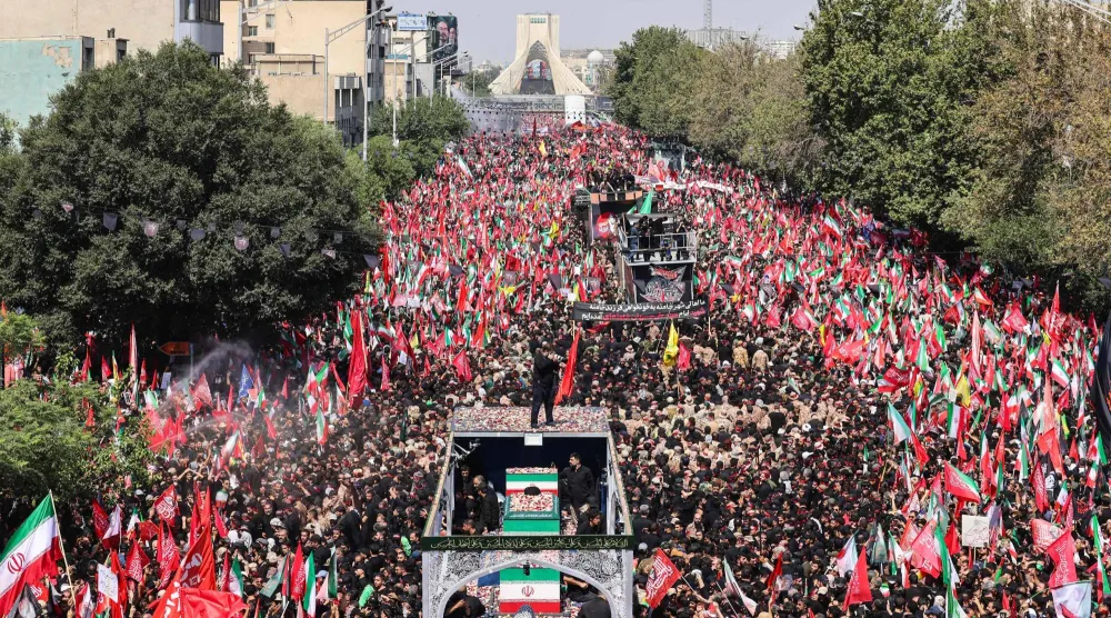  مشيعون يتجمعون حول نعوش المرشد الإيراني السابق علي خامنئي وأفراد من عائلته، مع توجه موكب التشييع نحو ميدان آزادي في طهران، 6 يوليو 2026 (أ.ف.ب)