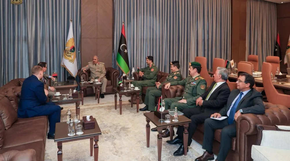 القائد العام لـ«الجيش الوطني» خليفة حفتر مستقبِلاً سفير روسيا لدى ليبيا إيدار أغانين في أبريل الماضي (القيادة العامة)