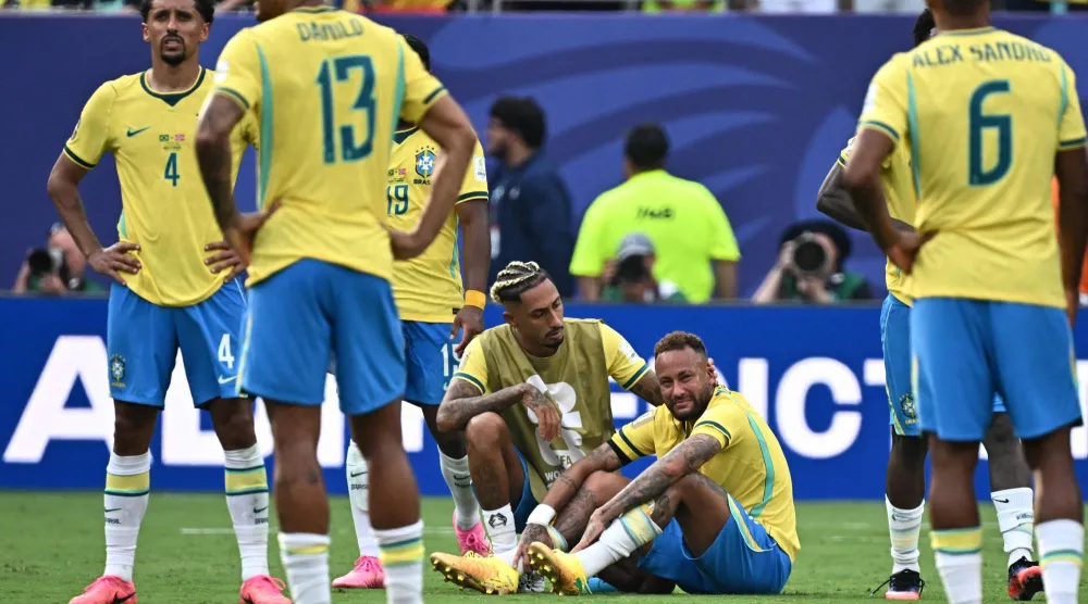 نيمار ورافينيا يتحسران بعد خسارة البرازيل أمام النرويج في دور الـ16 من كأس العالم 2026 (أ.ف.ب)