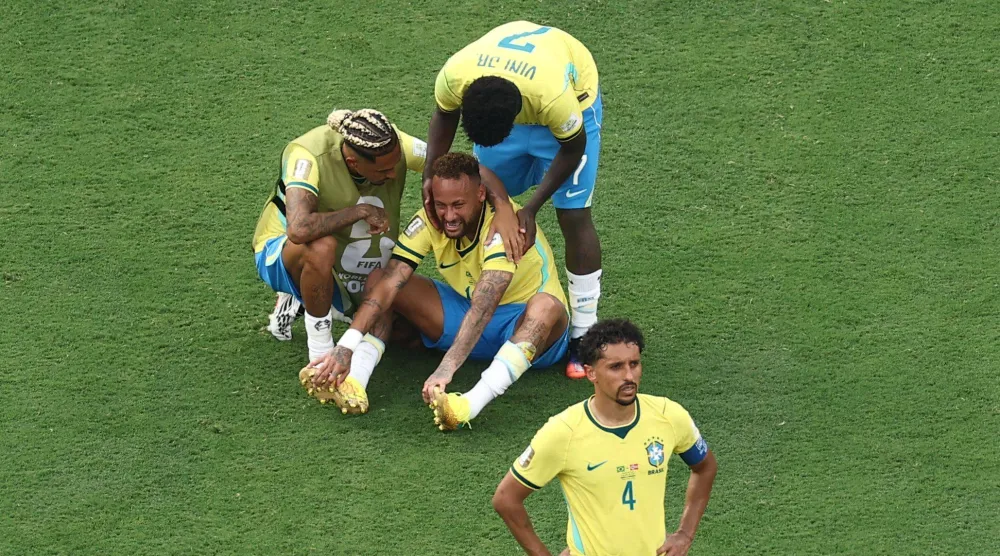 لم يعد خروج البرازيل من كأس العالم مجرد خسارة عابرة بل تحول إلى محطة دفعت كثيرين إلى المطالبة بإعادة بناء شاملة للفريق (أ.ف.ب)