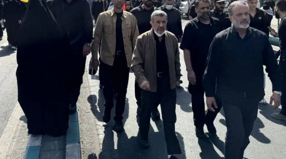صورة نشرها موقع «دولت بهار»، الناطق باسم مكتب الرئيس الأسبق محمود أحمدي نجاد من مشاركته في تشييع المرشد السابق علي خامنئي في طهران الأثنين 