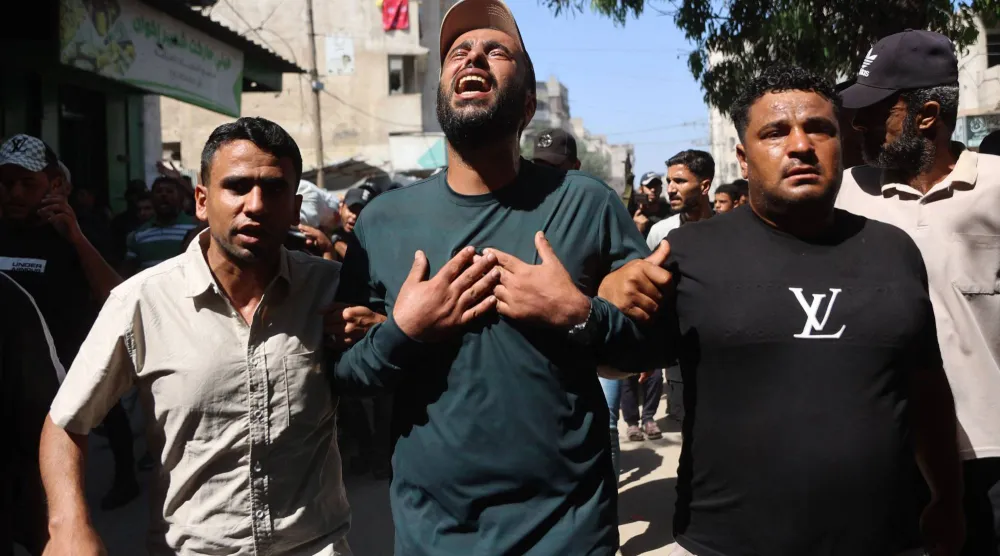 فلسطينيون خلال جنازة زوجين قُتلا في قصف إسرائيلي استهدف حي الصبرة بمدينة غزة يوم الاثنين (أ.ف.ب)