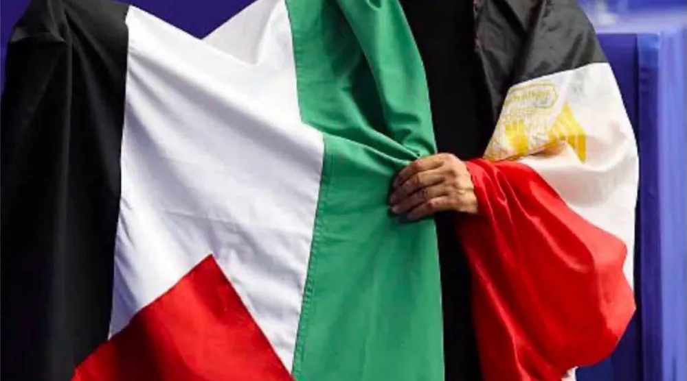 المدير الفني لمنتخب مصر حسام حسن يرفع علم فلسطين عقب الفوز على أستراليا (حساب حسام حسن على «فيسبوك»)