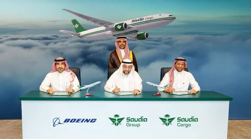 جانب من توقيع الاتفاقية بين «السعودية للشحن» وشركة «بوينغ» (الشرق الأوسط)