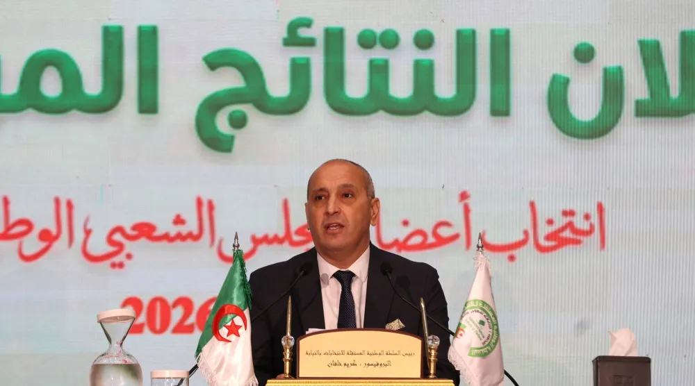 كريم خلفان الرئيس المؤقت للهيئة الوطنية المستقلة للانتخابات يتحدّث خلال مؤتمر صحافي للإعلان عن نتائج الانتخابات البرلمانية الجزائرية في العاصمة الجزائر - 6 يوليو 2026 (إ.ب.أ)