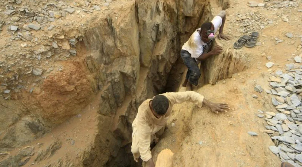عمال ذهب يخرجون من منجم محلي بمحلية العبيدية بولاية نهر النيل بالسودان (رويترز)