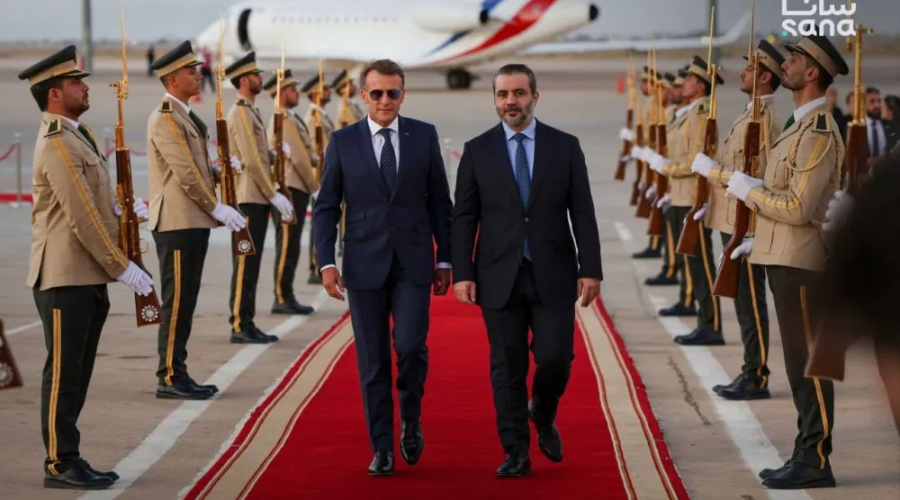 وزير الخارجية السوري أسعد الشيباني يستقبل الرئيس الفرنسي إيمانويل ماكرون لدى وصوله في زيارة دولة إلى مطار دمشق الدولي في دمشق... 6 يوليو 2026 (سانا)