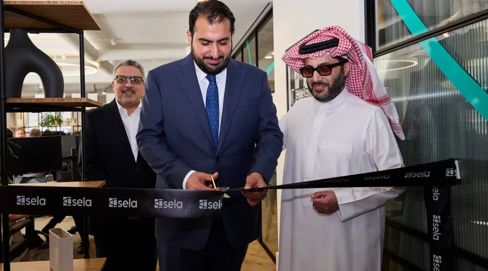 الأمير عبد الله بن خالد بن سلطان لدى افتتاحه مقر «صلة» في لندن برفقة المستشار تركي آل الشيخ (هيئة الترفيه)
