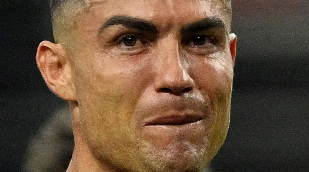 البرتغالي كريستيانو رونالدو باكياً بعد توديع المونديال (رويترز)