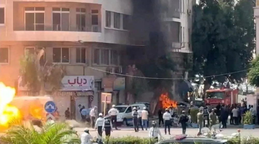 فرق الطوارئ تعمل فيما يتصاعد الدخان والنيران في موقع انفجار عبوات ناسفة في دمشق (رويترز)