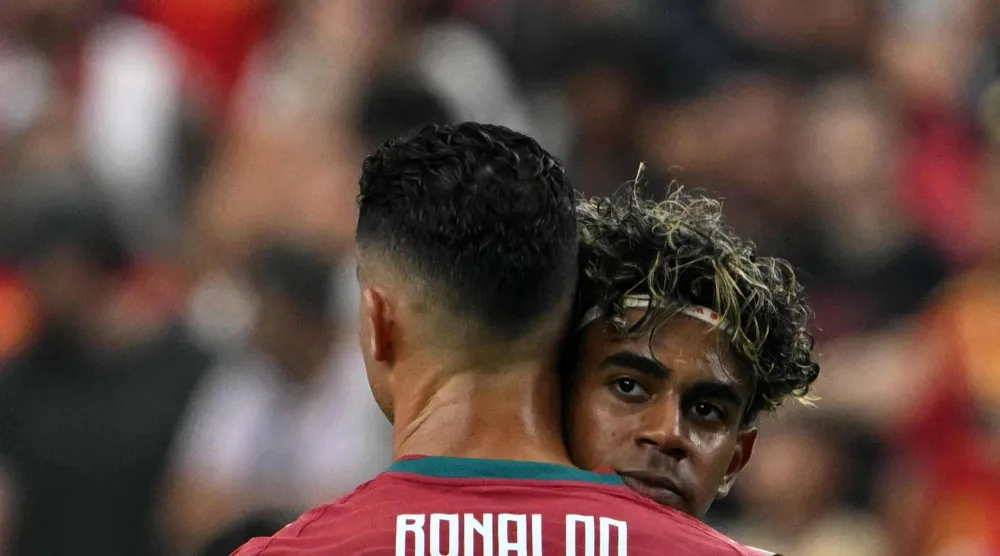 كريستيانو رونالدو ولامين يامال يعانقان بعضهما بعد مباراة دور الـ16 لكأس العالم 2026 بين البرتغال وإسبانيا (أ.ف.ب)