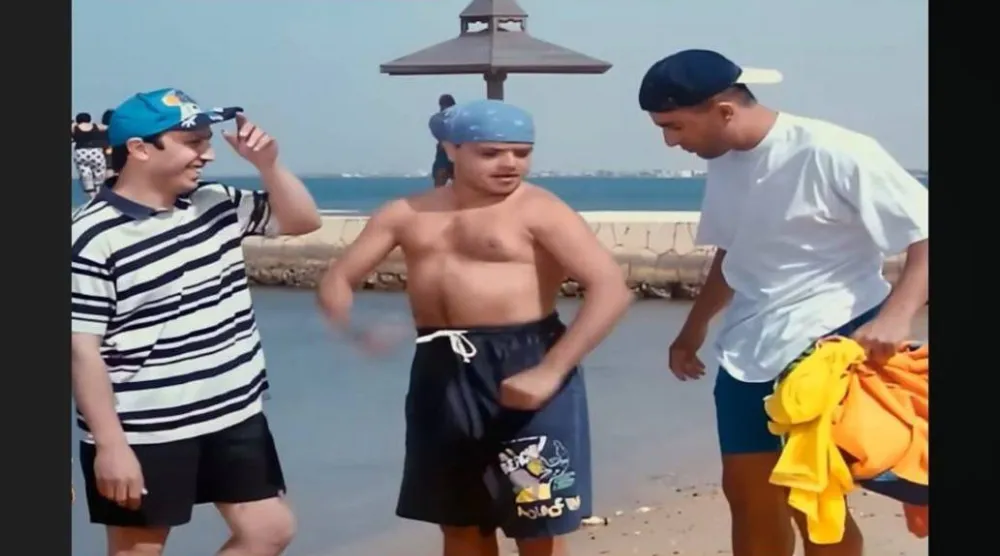 مشهد من فيلم «صعيدي في الجامعة الأمريكية» تفاعل به الفنان المصري محمد هنيدي مع مباراة الأرجنتين (مقطع من الفيلم)