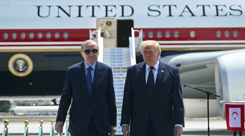 استقبل الرئيس التركي رجب طيب إردوغان الرئيس الأميركي دونالد ترمب لدى وصوله على متن طائرة الرئاسة الأميركية «إير فورس ون» إلى قاعدة إيتيمسغوت الجوية قرب أنقرة اليوم (أ.ف.ب)