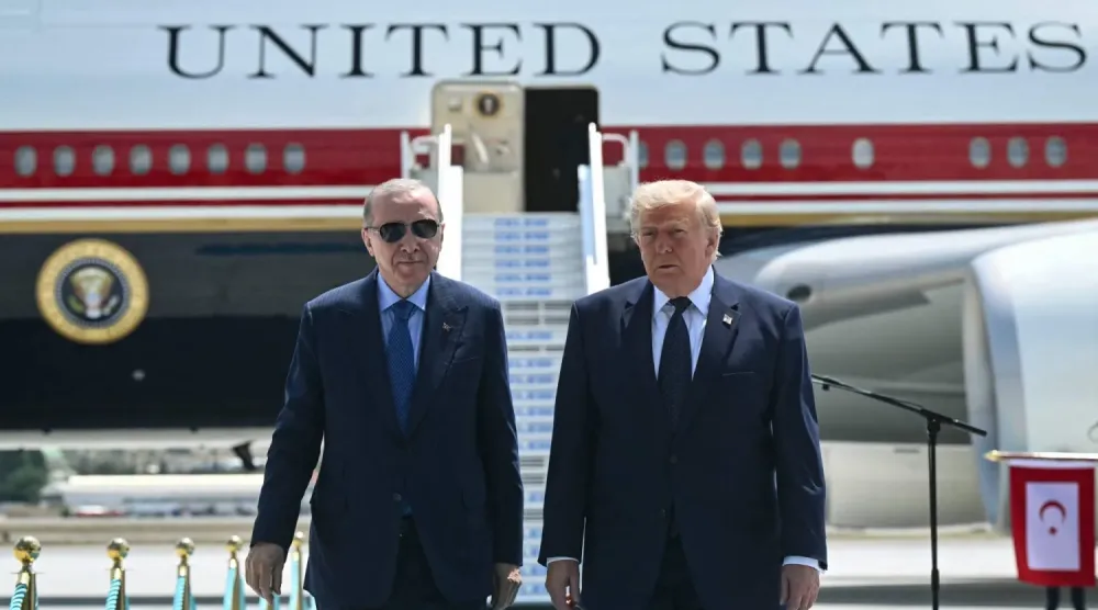 Cumhurbaşkanı Recep Tayyip Erdoğan, bugün Ankara yakınlarındaki Etimesgut Hava Üssü'ne başkanlık uçağı Air Force One ile gelen ABD Başkanı Donald Trump'ı karşıladı. (AFP)