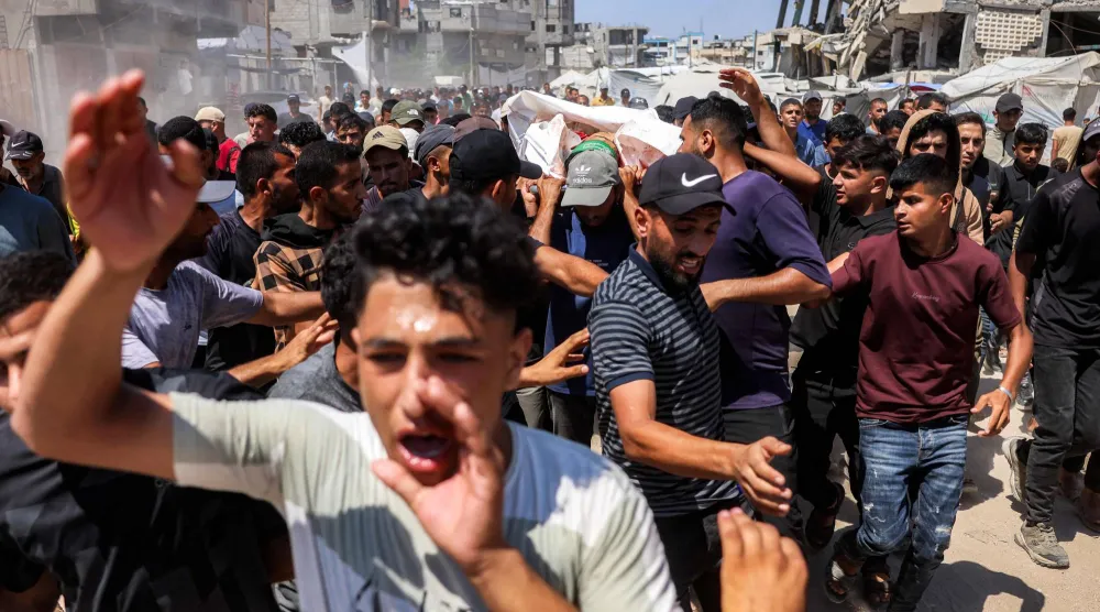 فلسطينيون يشيعون قتيلاً سقط بهجوم إسرائيلي في منطقة المواصي بخان يونس يوم الثلاثاء (أ.ف.ب)