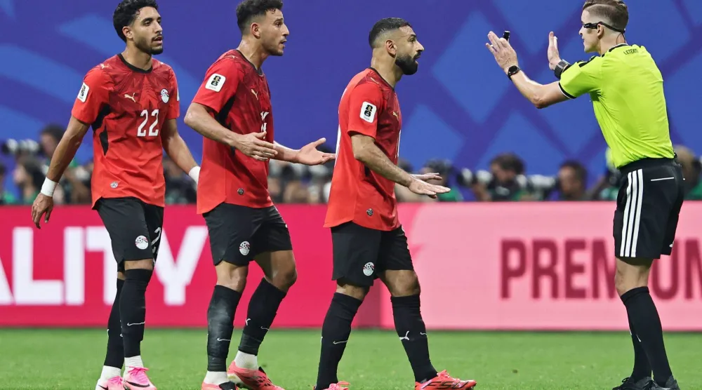 الحكم فرانسوا ليتيكسييه يشير لمحمد صلاح خلال المباراة (إ.ب.أ)
