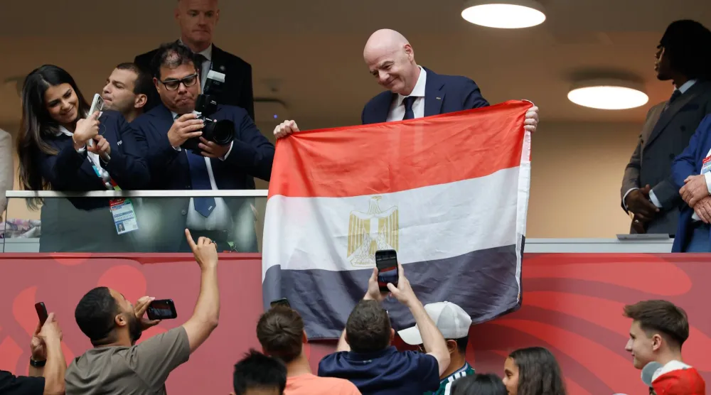 رئيس الاتحاد الدولي لكرة القدم السويسري جياني إنفانتينو يرفع علم مصر (أ.ب)