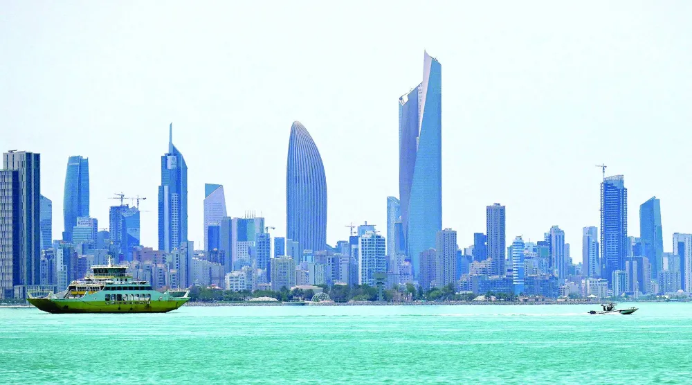 
مدينة الكويت من الجهة المقابلة للواجهة البحرية على طول الخليج في منطقة السالمية (أ.ف.ب)