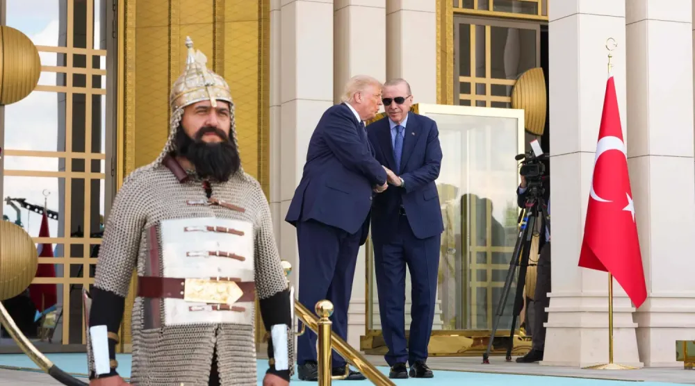 Cumhurbaşkanı Erdoğan ve ABD Başkanı Trump, dün NATO Zirvesi kapsamında Ankara’daki Cumhurbaşkanlığı Külliyesi’nde düzenlenen karşılama töreninde (AFP)