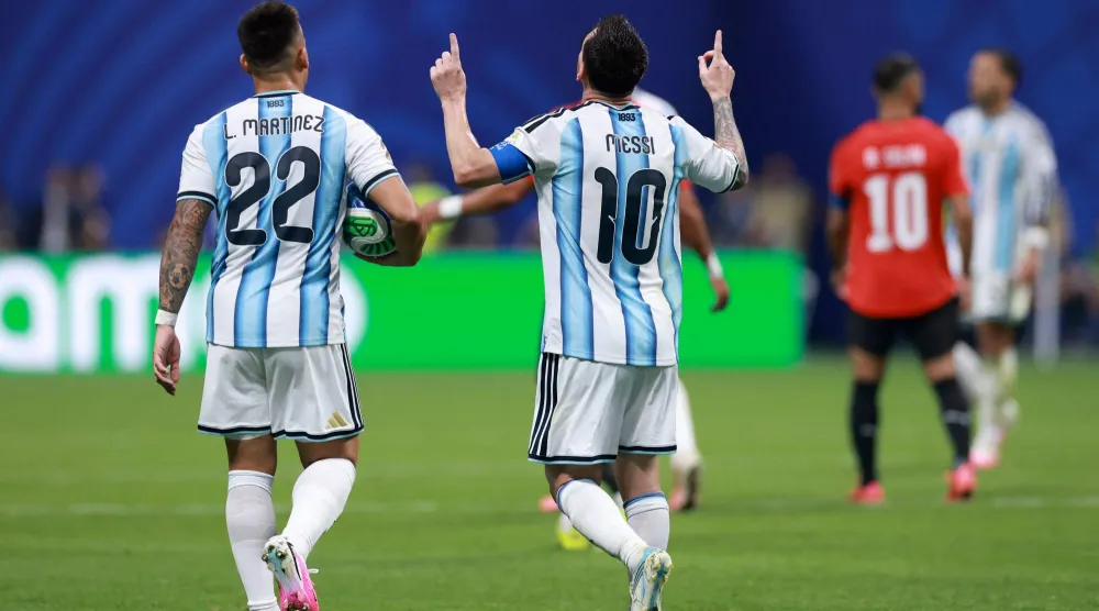 لاوتارو مارتينيز يحتفل بجوار ميسي (أ.ف.ب)