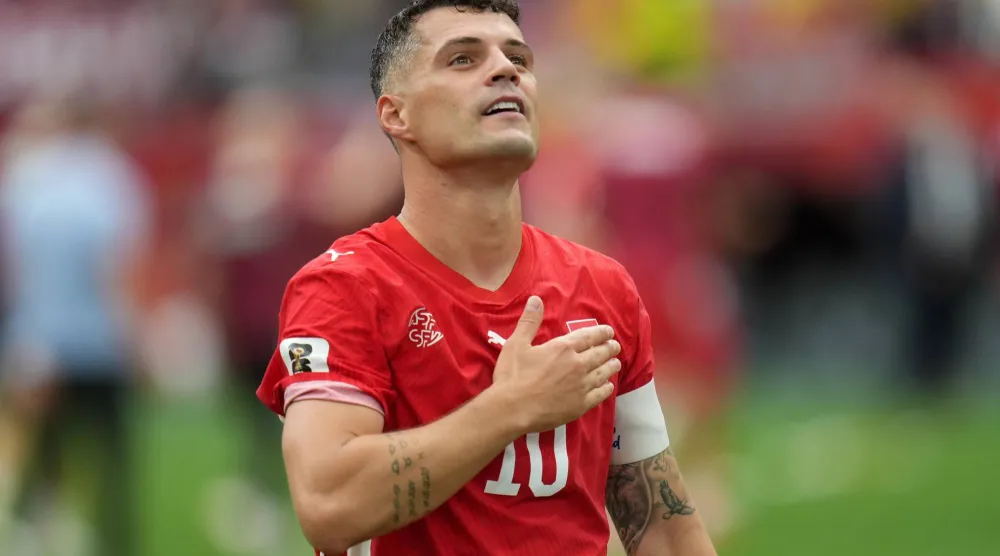 غرانيت تشاكا قائد منتخب سويسرا (إ.ب.أ) 