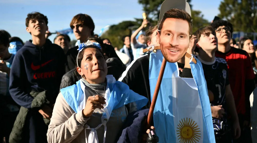 تجمع آلاف الأشخاص حول المسلة للاحتفال بليونيل ميسي وزملائه (أ.ف.ب)