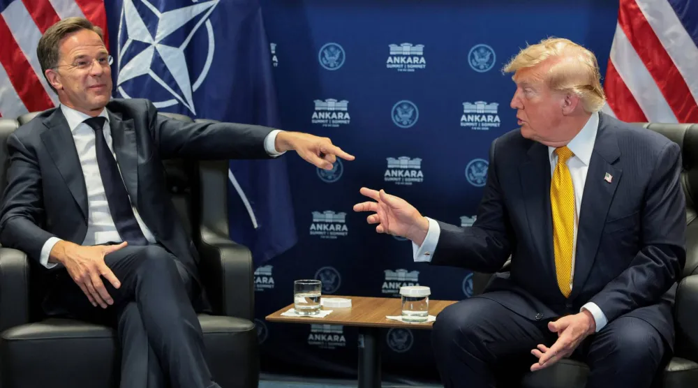 الرئيس الأميركي دونالد ترمب والأمين العام لحلف شمال الأطلسي «الناتو» مارك روته يعقدان اجتماعاً ثنائياً على هامش قمة قادة الحلف في المجمع الرئاسي بأنقرة، الأربعاء(رويترز)