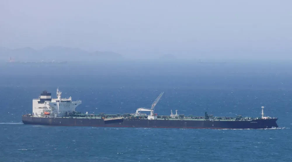 Hürmüz Boğazı’nı geçen bir tanker (Arşiv – Reuters)