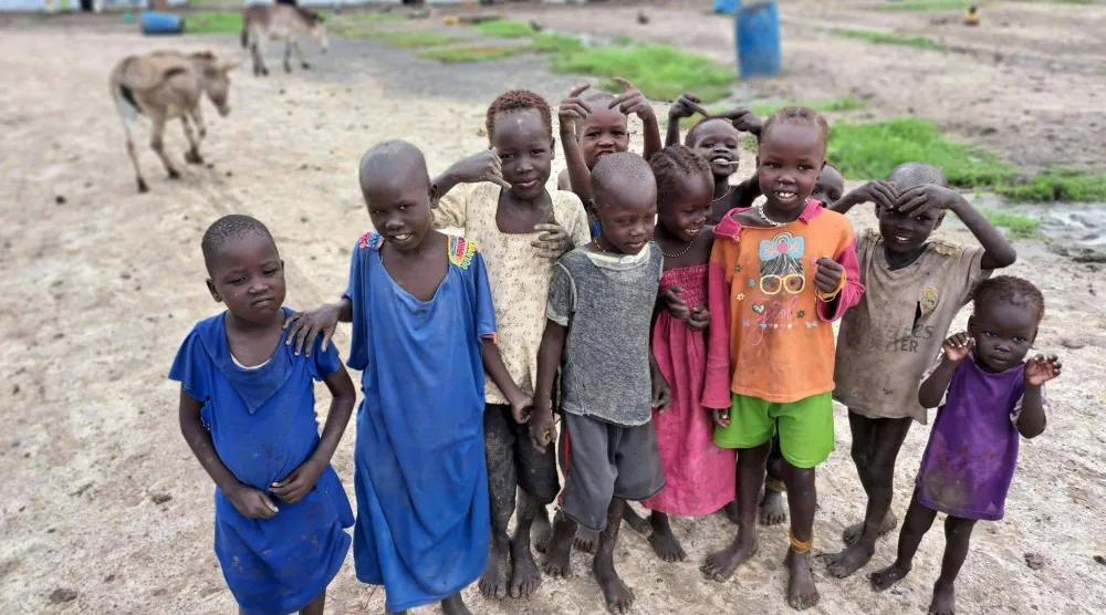 أطفال يتجمعون في مخيم بولاية أعالي النيل في جنوب السودان (د.ب.أ)