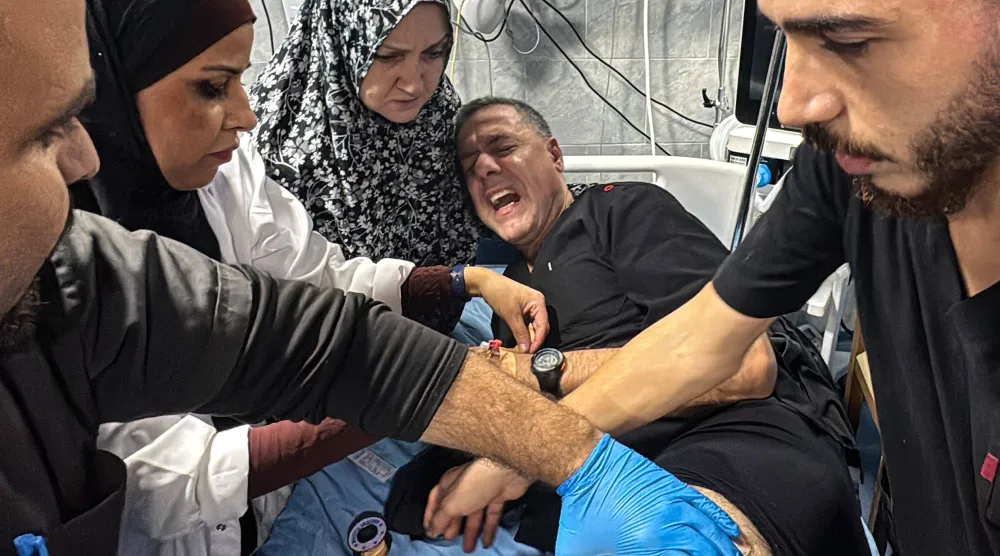 يتلقَّى حسام أبو صفية مدير مستشفى كمال عدوان العلاج من قبل زملائه من جراء إصابته في غارة إسرائيلية استهدفت المجمع الطبي في بيت لاهيا 23 نوفمبر2024 (أ.ف.ب)