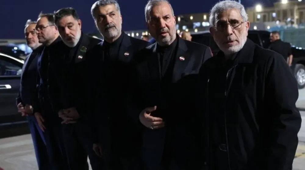 لقطة مأخوذة من فيديو لإسماعيل قاآني (الأول من اليمين) يعتقد أنها في «مطار النجف» بالعراق (شفق نيوز)