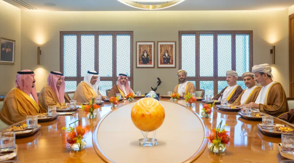 الأمير فيصل بن فرحان وزير الخارجية السعودي ونظيره العماني بدر البوسعيدي خلال الجلسة المباحثات الرسمية في مسقط (واس)
