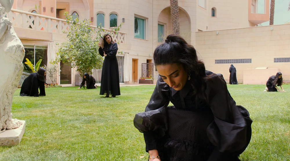 مشهد من فيلم «ارتزاز» الذي يأتي من كتابة وإخراج سارة بالغنيم (الشرق الأوسط)