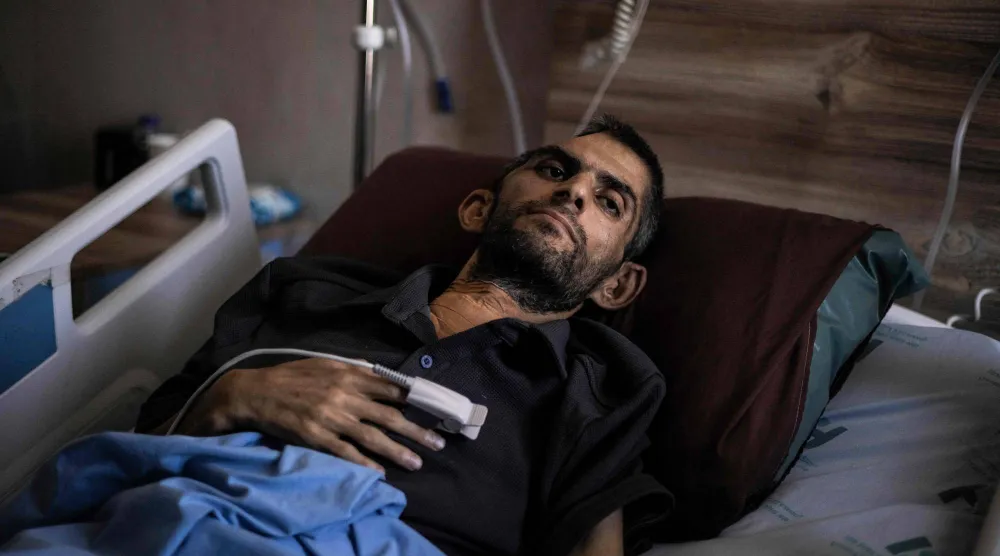 الصحافي الفلسطيني مجاهد بني مفلح الذي فقد حوالي عشرين كيلوغراماً من وزنه خلال فترة احتجازه التي دامت ستة أشهر في سجن إسرائيلي (أ.ف.ب)